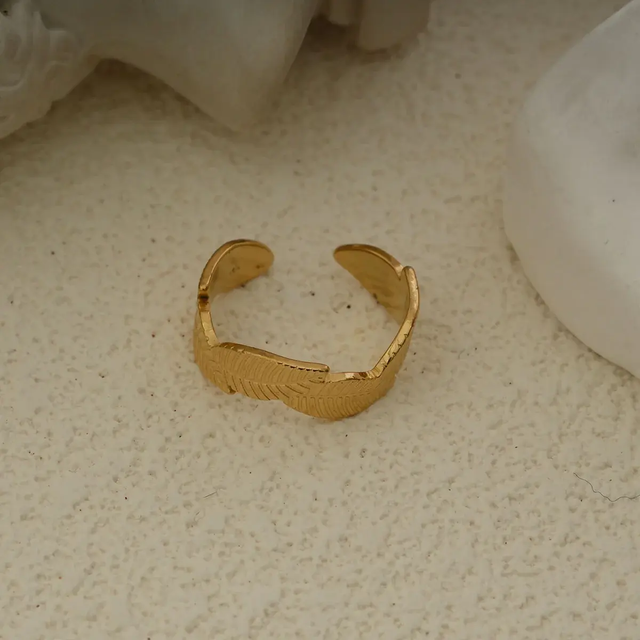 Bague d'orteil Dorée Motif Plume Gravée
