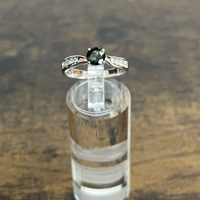 Bague en argent, Tourmaline verte et Zircons - Taille 52