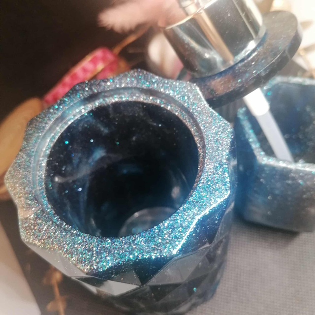 Ensemble distributeur de savon et pot assorti