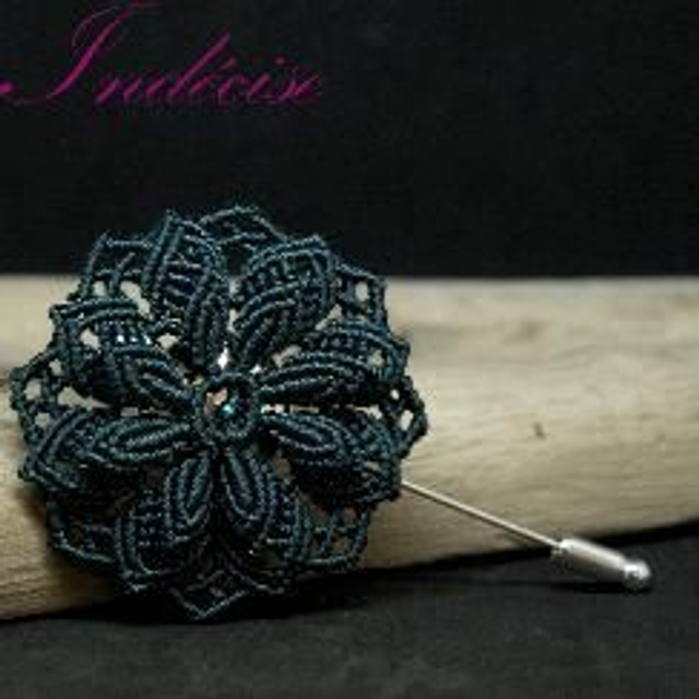 Broche bleu pétrole style mandala, macramé
