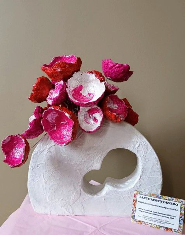 VASE DE FLEURS ROSES, fait main, papier mâché, fleurs éternelle, à offrir ou pour sa décoration