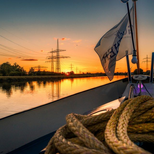 Bootsfahrt in den Sonnenuntergang