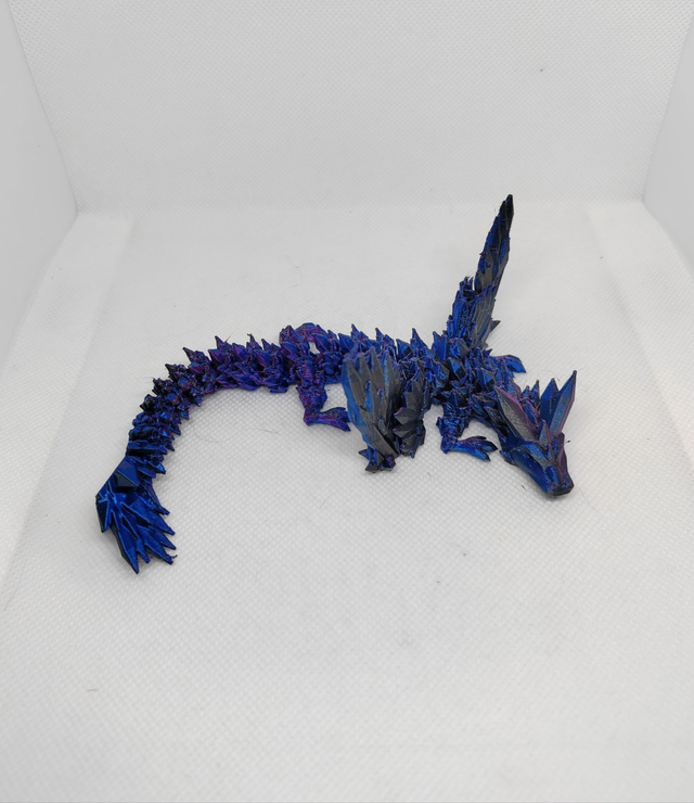 Bébé dragon cristal avec des ailes 