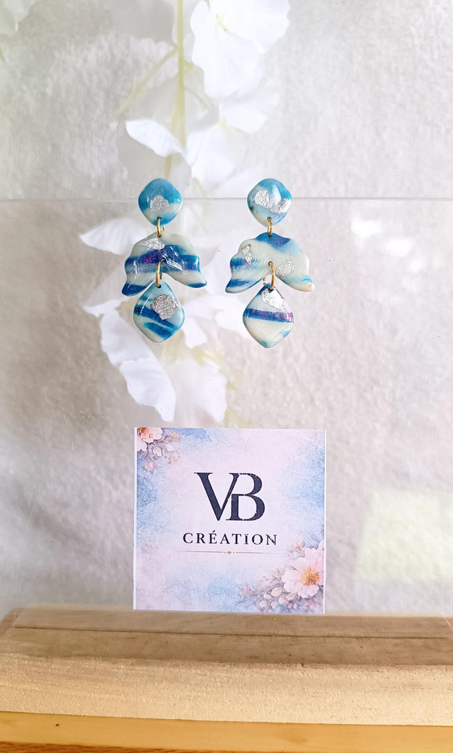 Boucles d'oreilles pendantes marbrées bleu blanches et argent 