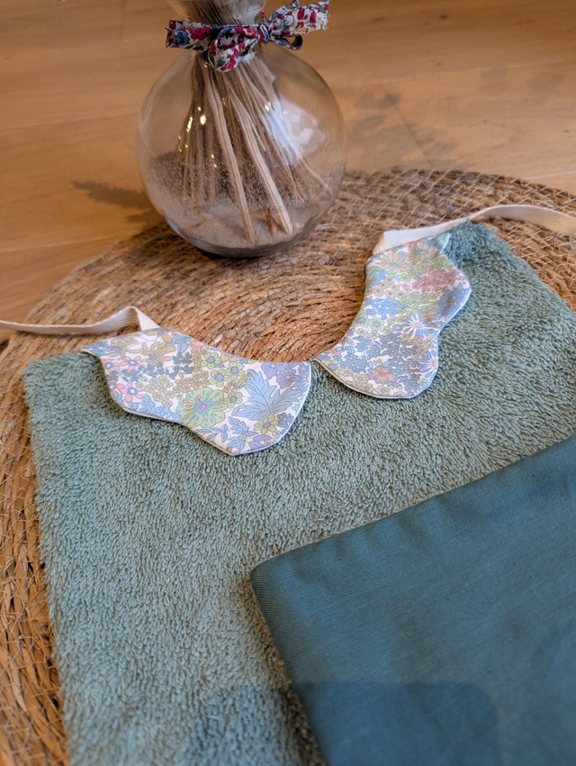 Grand bavoir col fleur 