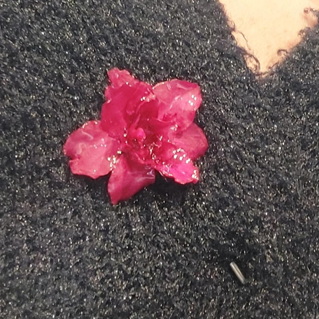 Fibule Azalée – Broche florale artisanale en acier inoxydable argenté