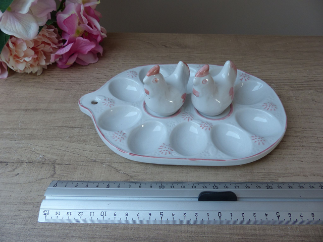 Ancien plat présentoir à œufs en céramique blanche et rose – avec salière et poivrière poules – décoration de cuisine à suspendre ou poser