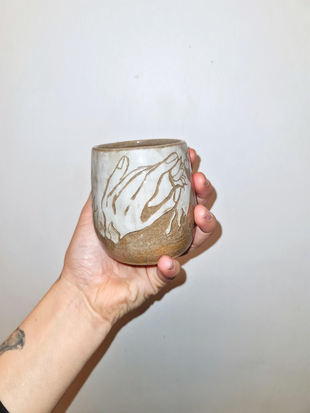 Tasse à café offrir et cueillir des fleurs