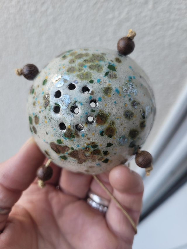 Porte-boule de graisse céramique – Blanc Moucheté vert &amp; Perles en bois - Fait main