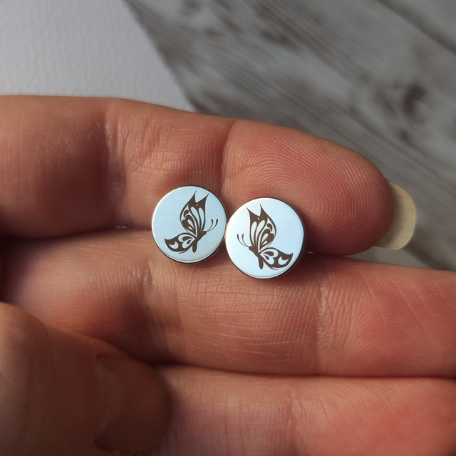 Puces d&#039;oreilles &quot;Papillons&quot; gravés argentés