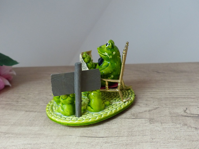 Figurine grenouille super papa en famille avec bébes, Grenouille avec journal, Papa d'enfants famille nombreuse, Cadeau Fête des Pères, Papa