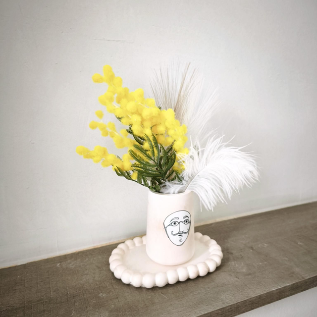 Décoration florale artisanale carnaval – Vase rayé rouge et blanc, mimosa & plumes – Fait main