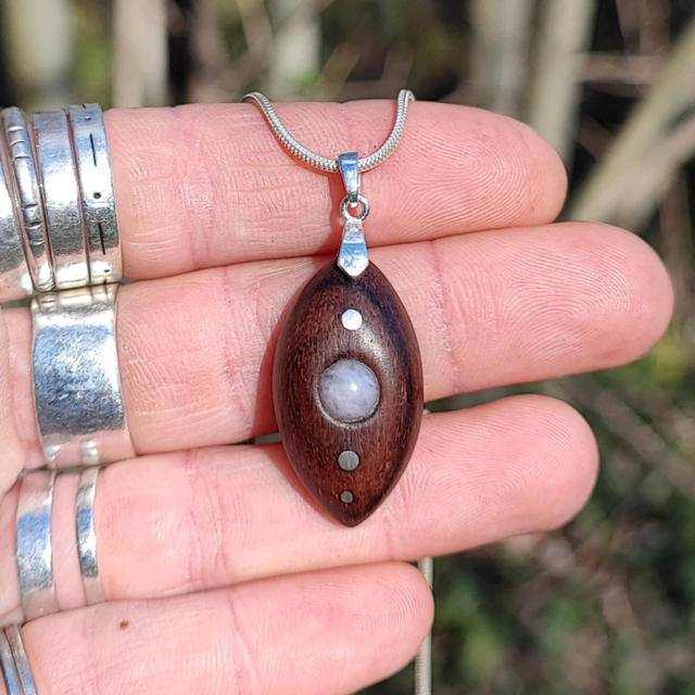 Pendentif en Bois de Palissandre d'Amazonie, Quartz Rose et Argent