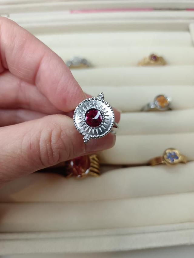 Bague avec fleur séchée bordeaux 
