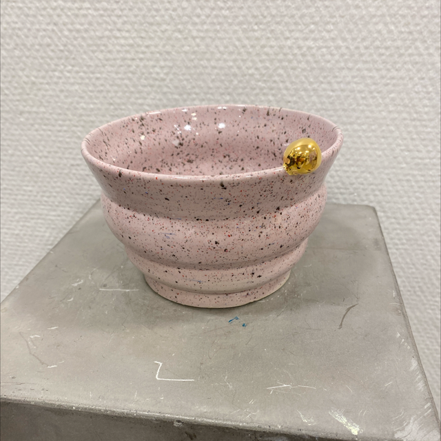 Skål Rosa m. Guldknop, af Helle Bornæs 