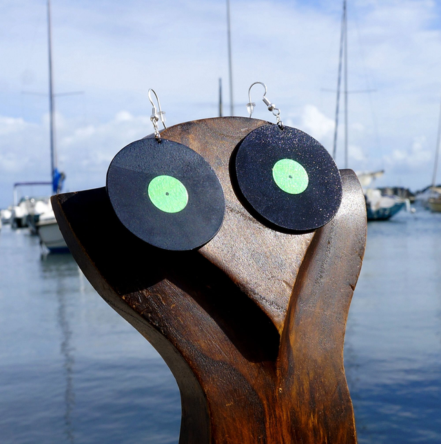 Les Boucles Vinyle Brillantes - Plusieurs coloris