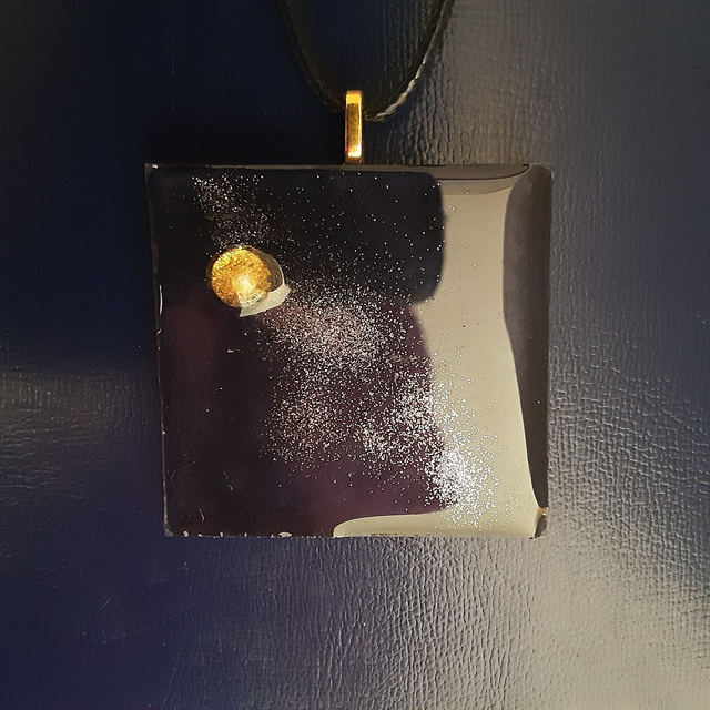 Pendentif grand carré collection ciel fond bleu profond poudre dorée et cabochon or