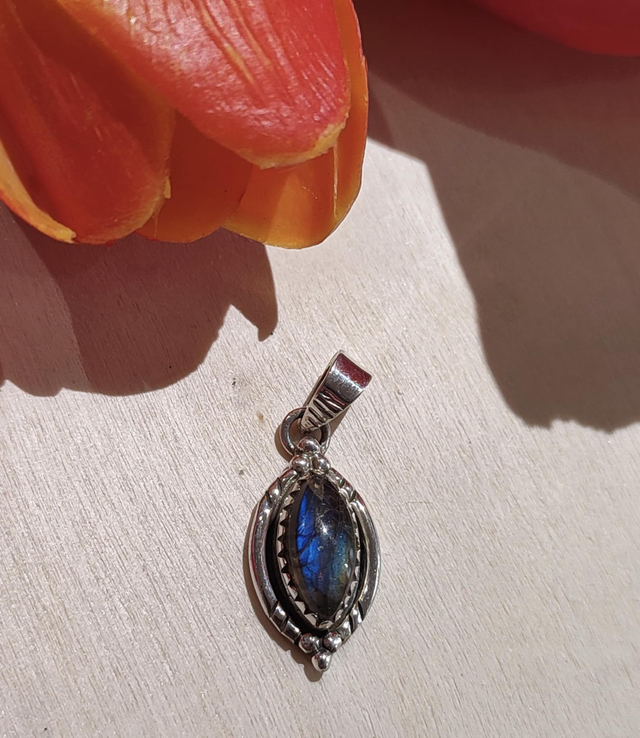 Pendentif en argent & Labradorite – Bouclier de Lumière