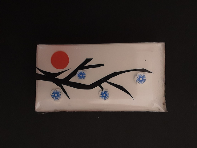 Broche rectangle moyen collection Japon avec rameau noir fleuri et soleil rouge