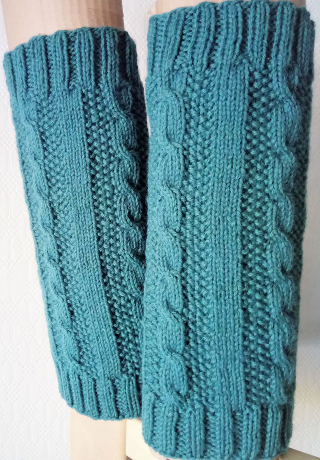 Neulotut palmikko- säärystimet / knitted cable knit- leg warmers 