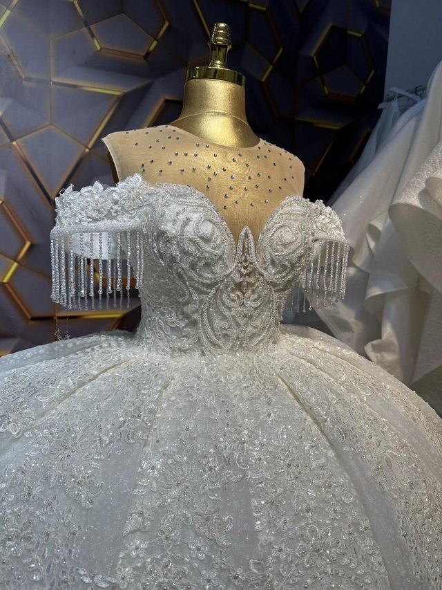 Robe de Mariée Princesse Brillante Motifs Fleurs Épaules Dénudées / Réf : RMP39