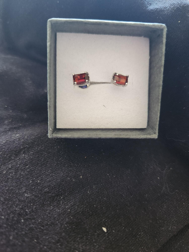 0.545ct GARNET sterling silver studs