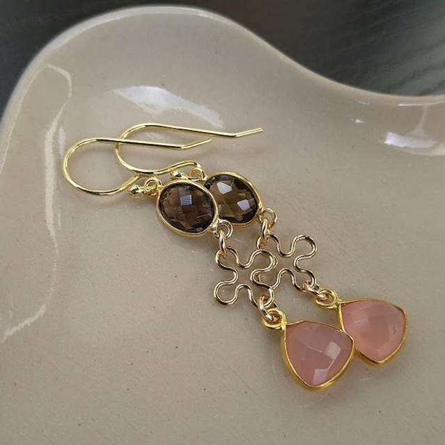 Verguld zilveren oorbellen met rookkwarts en chalcedoon