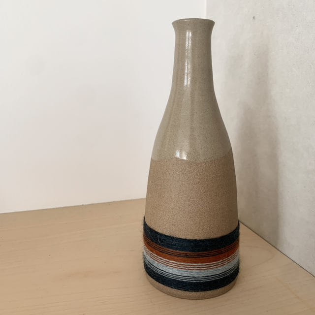 Bouteille / soliflore grès et laine