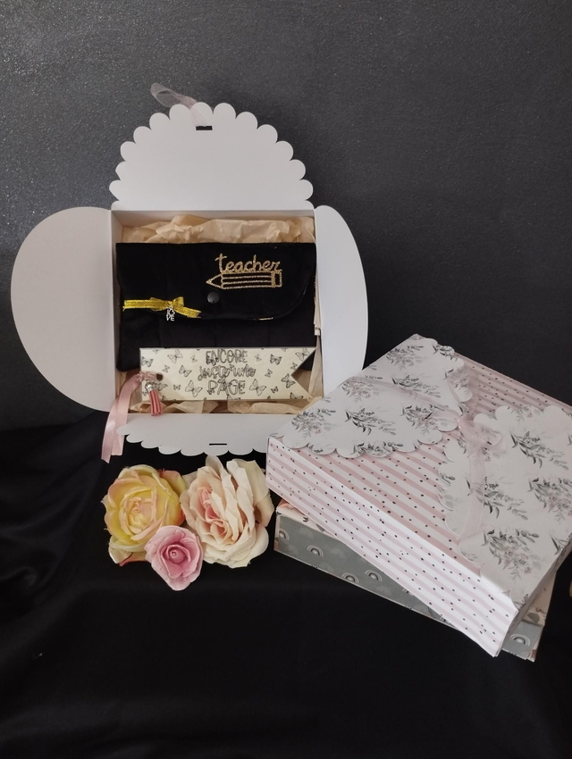 coffret pochette maîtresse + marque page. cadeau de fin d'année (en stock)
