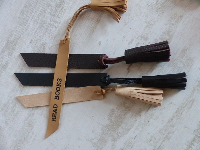 Marque page en cuir avec pompon