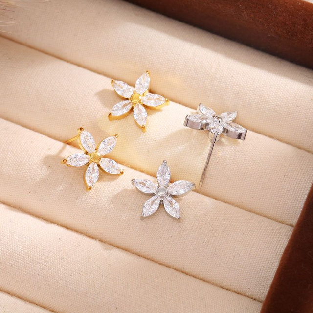 Clous d'oreilles argentés fleur - zircon marquise