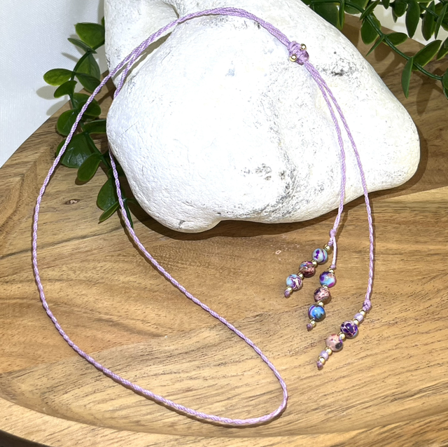 Farbenfrohe lila Makramee Kette Jaspis