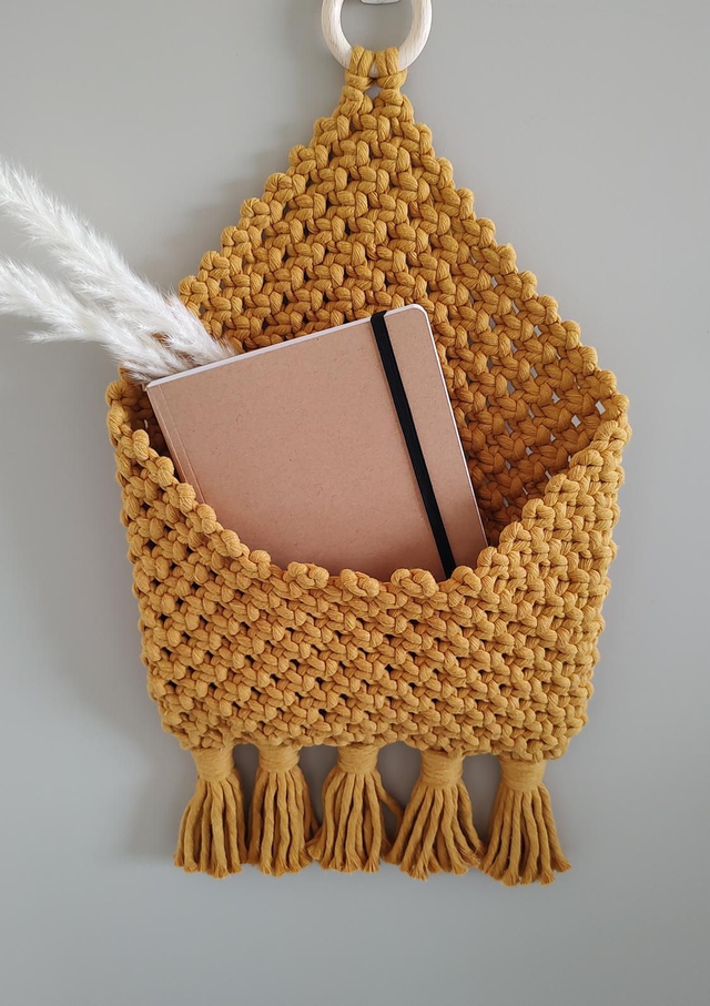 Pochette murale en macramé bohème • Jaune moutarde 