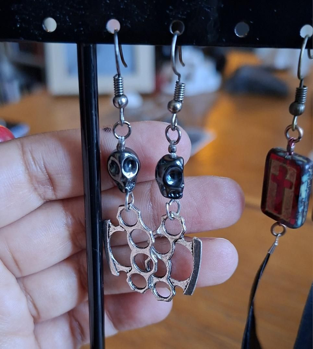 Boucles d&#039;oreilles crâne poing américain 