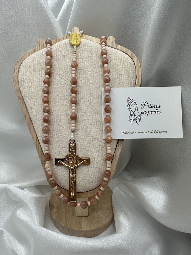 Chapelet artisanal – Perles pêches &amp; croix dorée