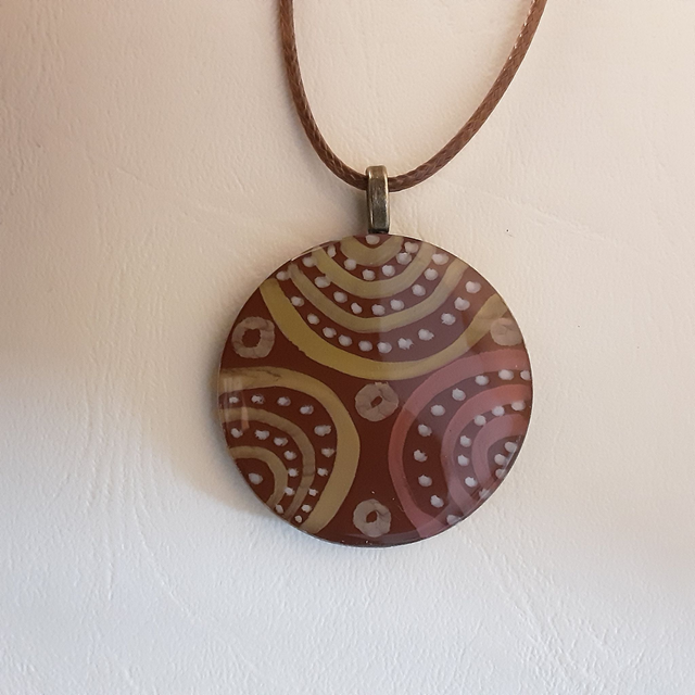 Pendentif rond collection ethnique fond brun terre et décor nuances de bruns chauds