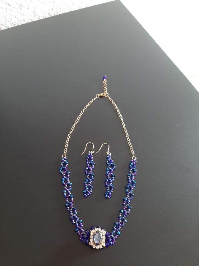Parure cristal bleu fantôme inoxydable 	avec pierre imitation ametyste sur chaîne dorée  inoxydable 		