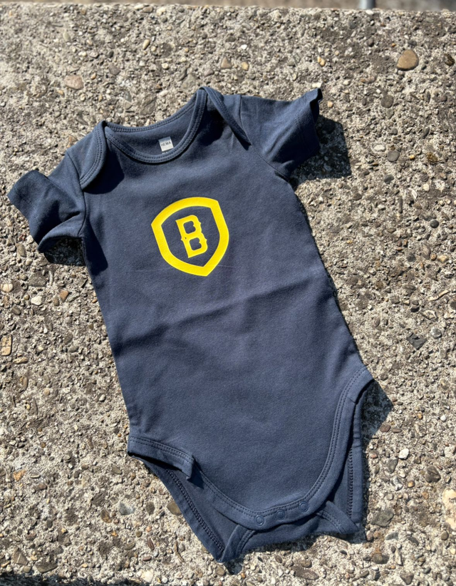 Baby romper B logo