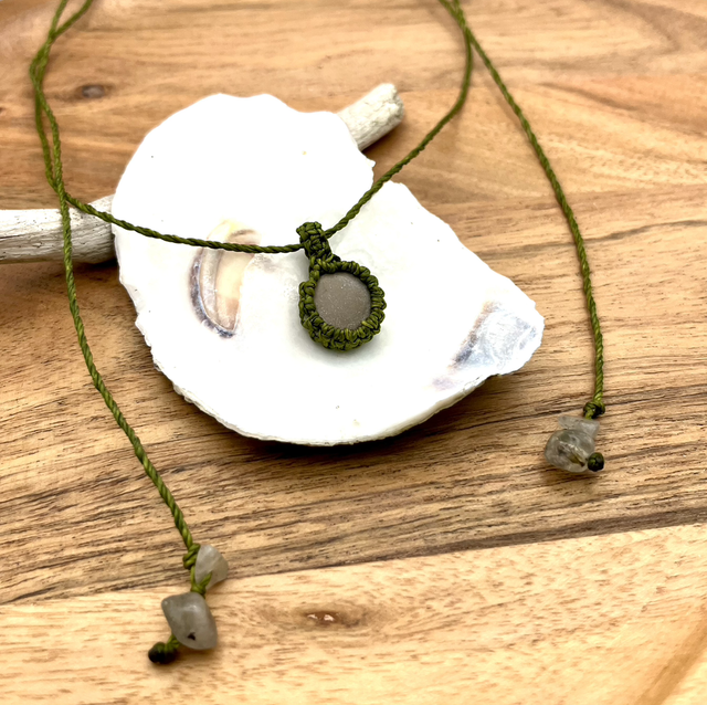 Makramee Kette in grün mit Naturstein 