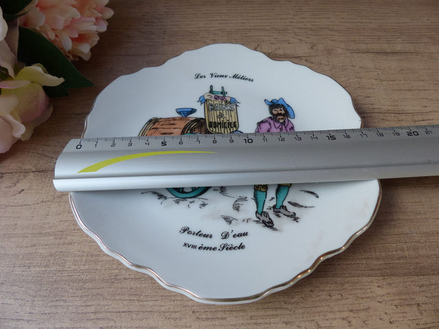 Assiette décorative les vieux métiers Porteur d'Eau au XVIIIème Siècle, petit métier du Paris d'Autrefois Vintage