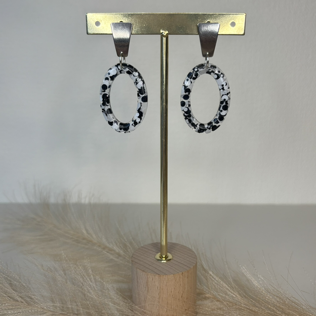Boucles d’oreilles noires et blanches