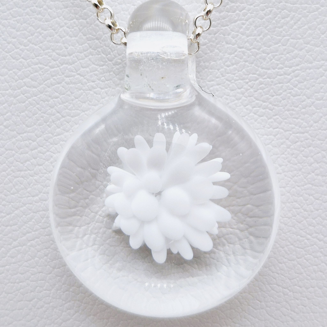 Pendentif Dahlia blanc 2