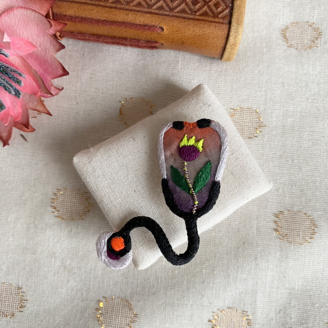 Broche brodée stéthoscope violet orange