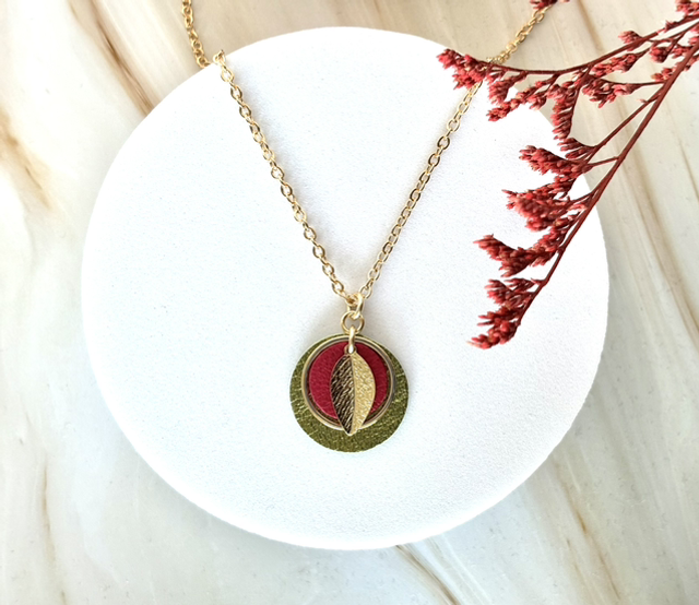Collier ESSENTIEL Doré à l’Or Cuir Matcha Metallic Blackened Red