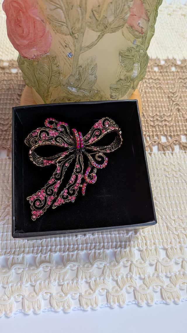 Large bow brooch 