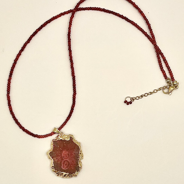 C71 - Collier perles de rocaille pendentif agate teintée rouge