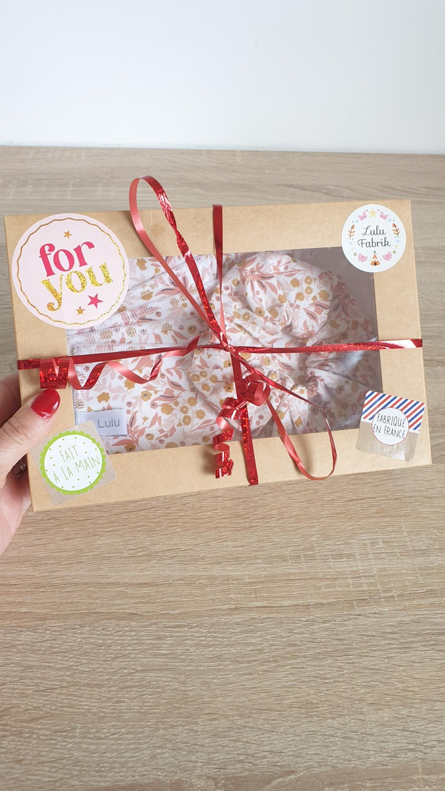 Coffret boîte rectangle 4 cotons + 1 serviette visage + 1 chouchou + 1 pochette imperméable rose doré