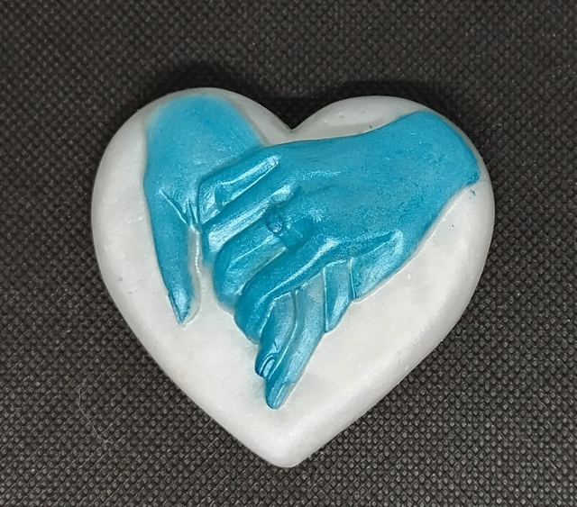 Mains bleues sur coeur blanc 