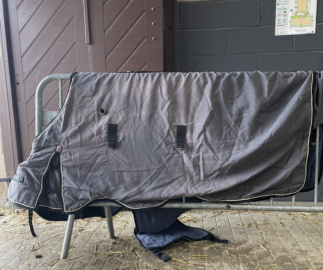 Couverture écurie avec passage de ventre 250g Fouganza 