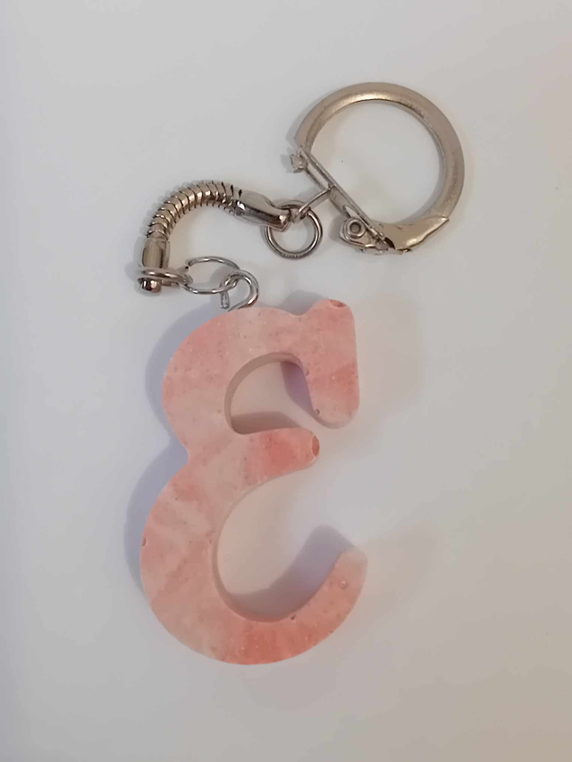 Porte clef lettre E en jesmonite 